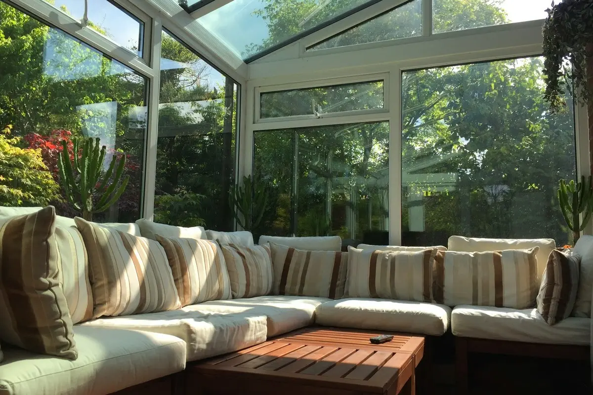 kanapa w ogrodzie zimowym